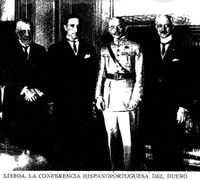 Lisboa. PALACIO PRESIDENCIAL. De izquierda a derecha: el Marqués de Ximénez de Tejada -llamado Antonio Fernández de Navarrete Hurtado de Mendoza- , el presidente de la comisión negociadora de los Saltos del Duero, con el Presidente de Portugal -General Carmona- de uniforme, y el Embajador de España en Portugal. Foto aparecida en Prensa en 1927. ARCHIVO DE LOS MARQUESES DE XIMENEZ DE TEJADA. MADRID Lisboa. PALACIO PRESIDENCIAL. De izquierda a derecha: el Marqués de Ximénez de Tejada -llamado Antonio Fernández de Navarrete Hurtado de Mendoza- , el presidente de la comisión negociadora de los Saltos del Duero, con el Presidente de Portugal -General Carmona- de uniforme, y el Embajador de España en Portugal. Foto aparecida en Prensa en 1927. ARCHIVO DE LOS MARQUESES DE XIMENEZ DE TEJADA. MADRID
